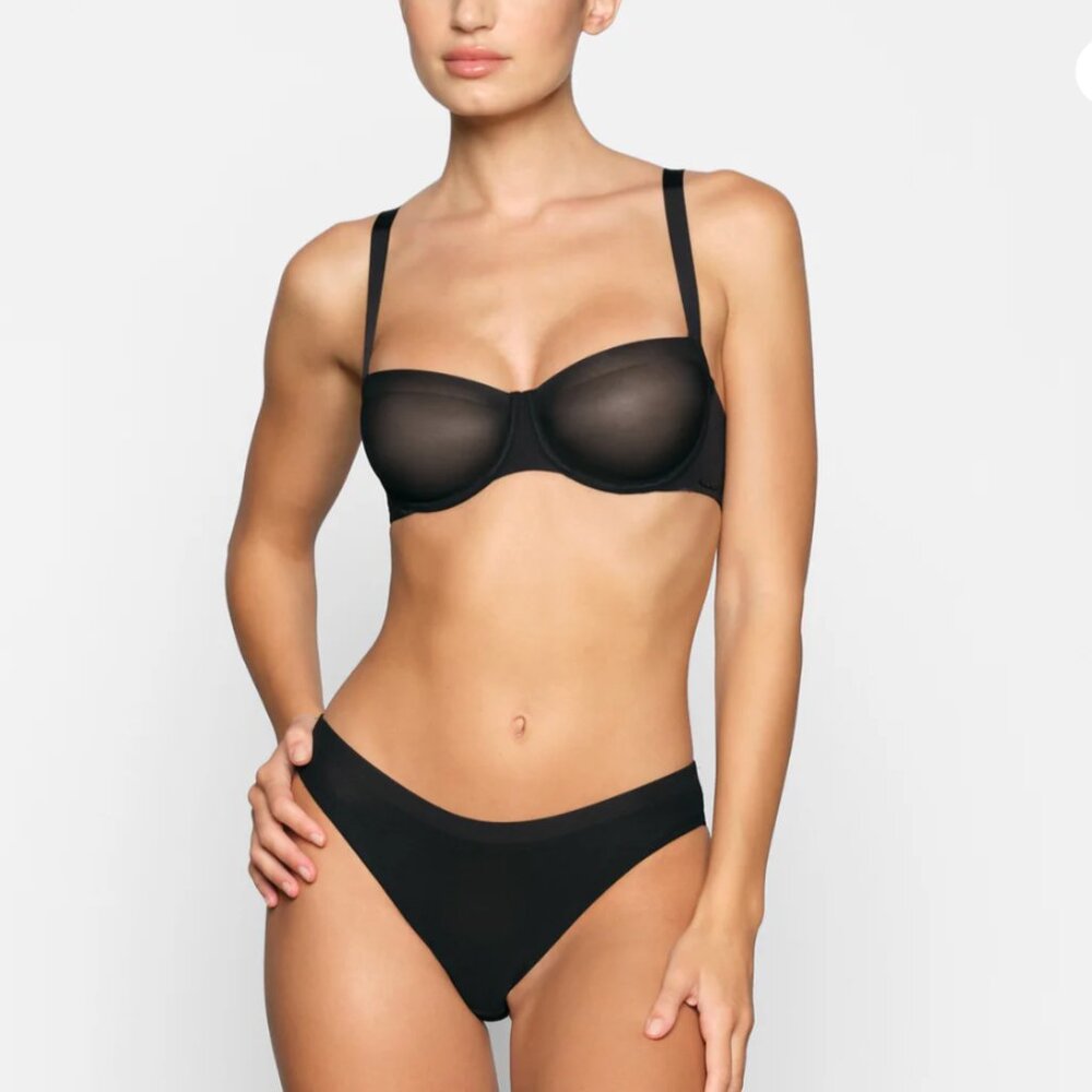 SKIMS No Show Molded Unlined Balconette Bra NWT